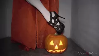 Halloween pumpkin crush & dirty feet (FullHD)