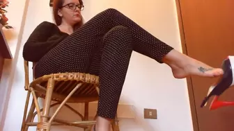 Fetish dangling perfect feet