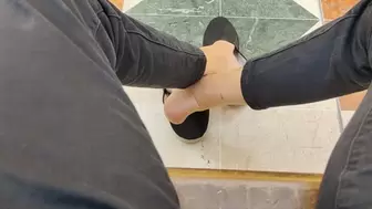 Shoeplay and dangling with summer shoes