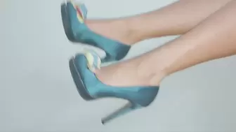 Foot feet fetish heels tacchi platform tacones decolte dangling shoe play green