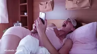 Yawn in bed MP4 SD