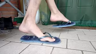 Dangling and shoeplay with female flip flops and sandals - foot massage (avi)