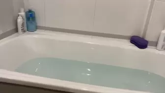 pee in the bathtub
