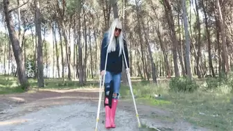 With an injured leg on crutches AVI(1280x720)FHD