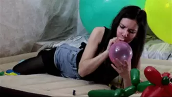 Eva play balloons