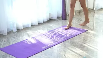 Stretch my pussy with huge dildo afrer workout