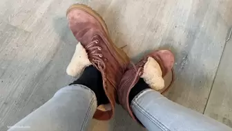 HER SWEATY WORN OUT BOOTS IN YOUR FACE - MP4 HD