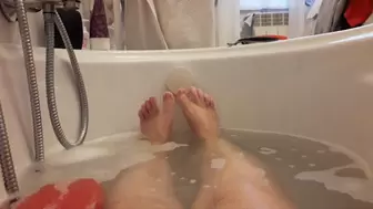 I show my wet feet in my tub