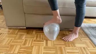 PLAYNG WITH THE BALLOON WITH HER BARE FEET NON POP- MP4 HD