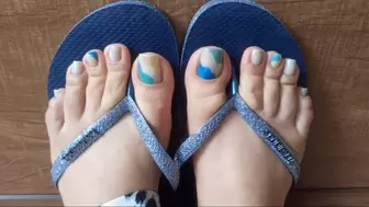 Dolce Amaran wiggling and spreading her juicy toes, in close FOR MOBILE DEVICES - TOES - SPREADING - WIGGLING - NAILS - BBW - FLIP FLOPS - MATURE - CLOSE UP - POV - PASTEL COLOR PEDICURE