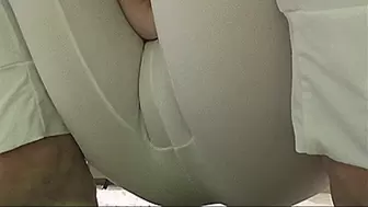 A PLUMP PUSSY IS SQUEEZED BY LEGGINGS!AVI