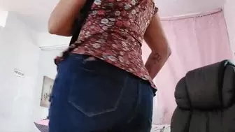 Giantess Latina Milf in Corset High Waisted jeans takes a walk with tiny men in her pockets Giantess in JEANS Fetish mov