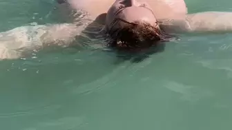 BBW Curvy Mary floating nude in the ocean in Mexico!