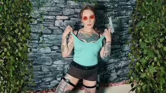 Lara Croft Inserts Her Weapons Before Cock
