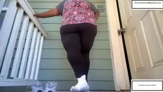 Mscumlicious84 Itches feet outside