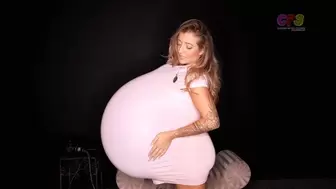 Chelsea Stuffs Her Dress With a 24-inch Balloon 4K (3840x2160)