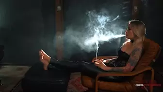 Smoker drops her heels FHD MP4