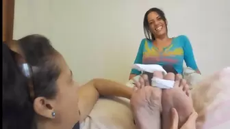 Clasic Video: Gaby tickles the feet of NiNOS