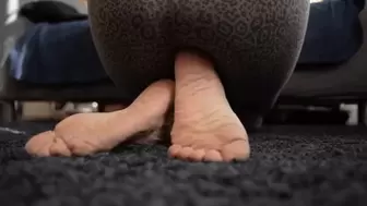 milf ass and soles show in leggings