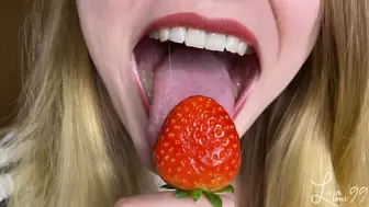 Chewing strawberries full HD mp4