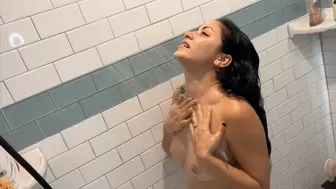 Sexy Sudsy Solo Hair Washing Fun With Sushii Xhyvette (SD 720p WMV)