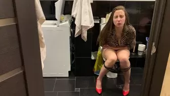 The ass is bursting on the toilet