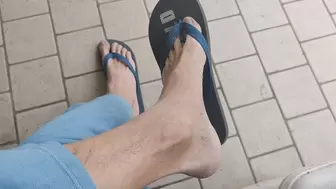 Dangling and shoeplay with rubber flip flops - soles and heels (avi)
