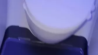 Hot I masturbate in the toilets of the plane