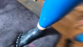 Latex girl in blue leggings, nipple free blouse, corset and mask walks outside and fucking rubber fist dildo P1