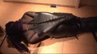 Gothgirl in Monoglove bound on the Floor