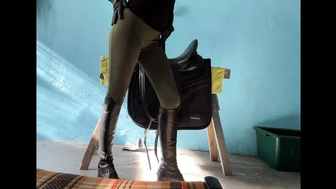 Riding on the dressage saddle + up to close masturbate in leather riding boots