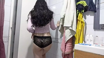 He mounts her in the shower, tasty sex with an 18-year-mature woman while she bathes