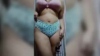Sri Lankan Lady Show Her Large Melons